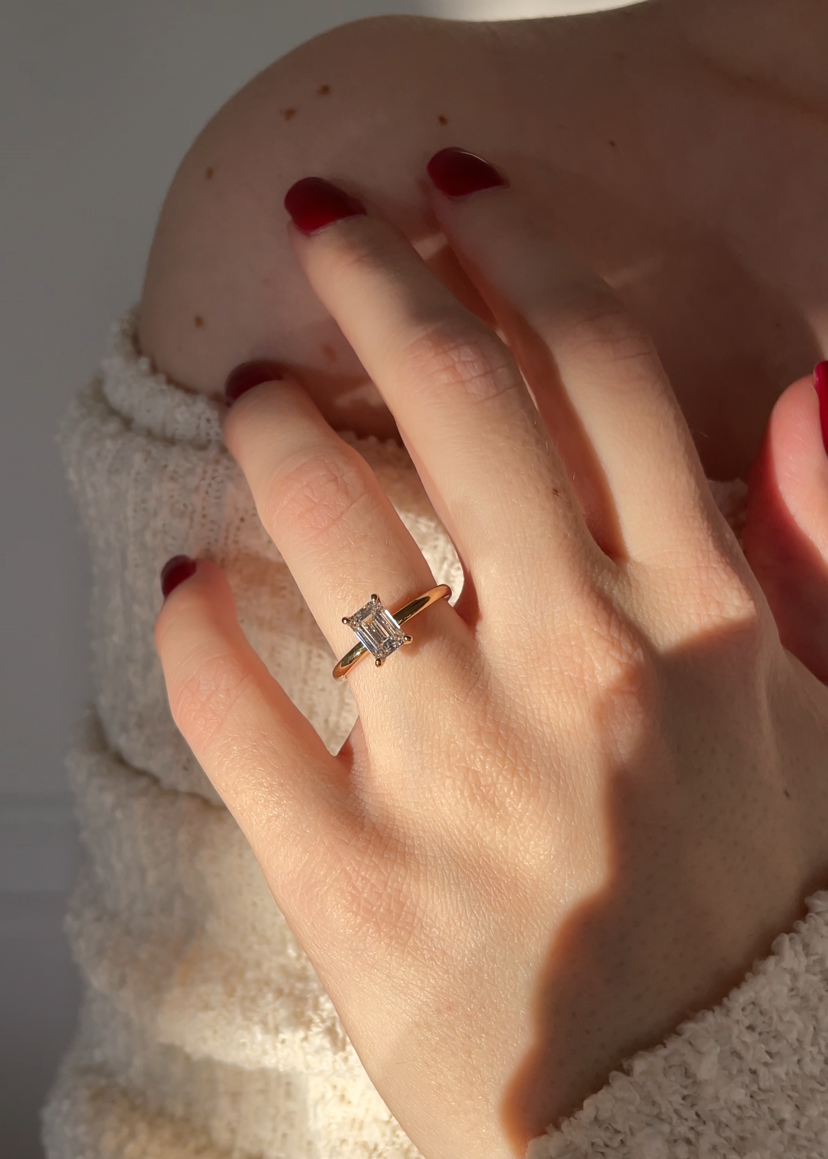 Tragebild Gelbgold Emerald Cut Lab Grown Diamond