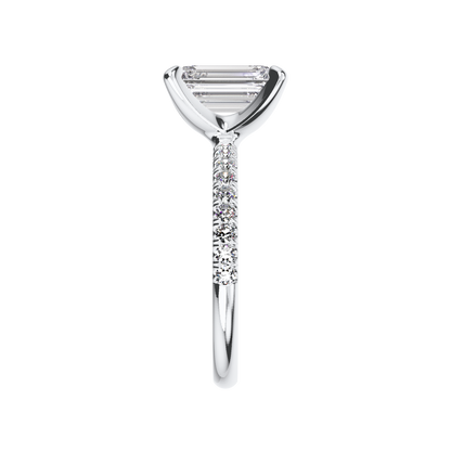 Emerald-Verlobungsring aus Platin mit Lab Grown Diamanten und Pavé-Band Side