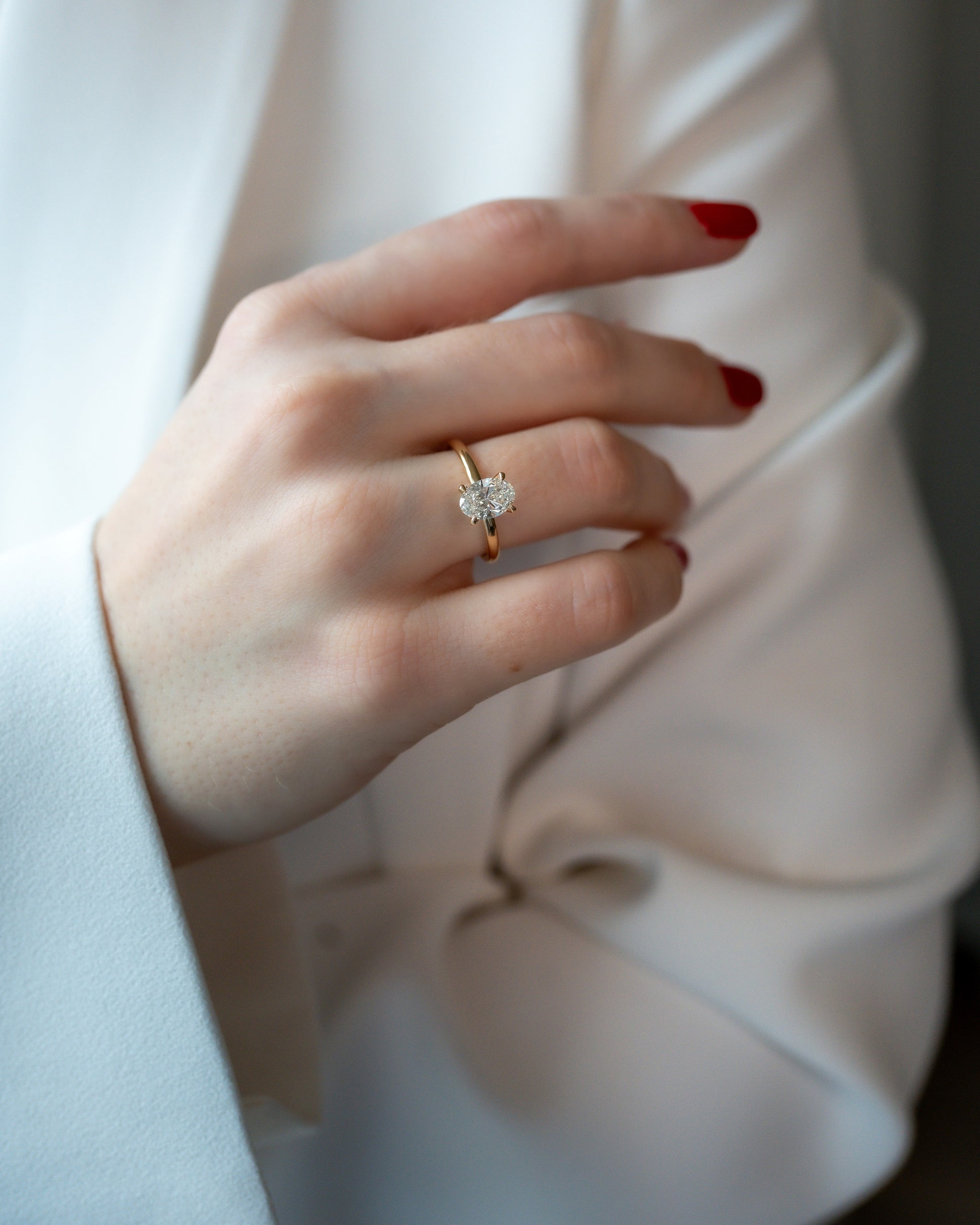 Verlobungsring Oval Lab Grown Diamant Wearing-Photo detailed Gelbgold synthetisch