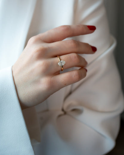 Verlobungsring Oval Lab Grown Diamant Wearing-Photo detailed Gelbgold synthetisch